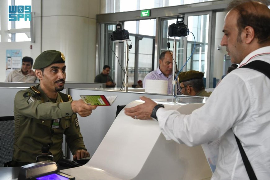 جوازات مطار الأمير محمد بن عبد العزيز الدولي تستقبل اولى رحلات حجاج ايران